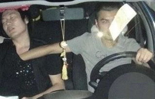  交警提示驾车不摸奶,摸奶不驾车