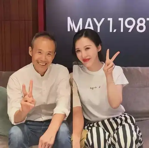  72岁王石陪小30岁妻子过情人节,意外曝光3个细节,心眼子贼多