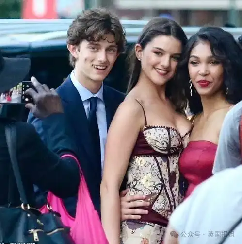 阿汤哥18岁女儿绝美毕业舞会照曝光挽帅气男伴惊艳出场,还拿到了cmuoffer...... 阿汤哥18岁女儿绝美毕业舞会照曝光挽帅气男伴惊艳出场,还拿到了cmuoffer......