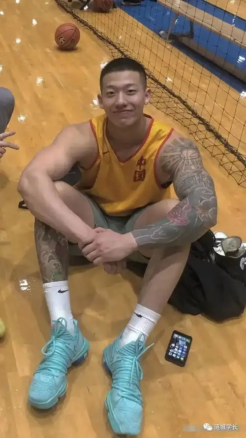  真人版的九头身时尚少年,原来是一位身材a爆的篮球体育生