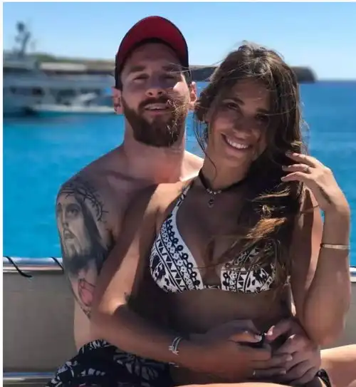  梅西一家5口度假照老婆安东内拉身材超棒,儿子们也都乖巧可爱