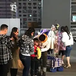 杜江摆摊贴手机膜上热搜了到底是怎么回事  杜江摆摊贴手机膜上热搜了到底是怎么回事