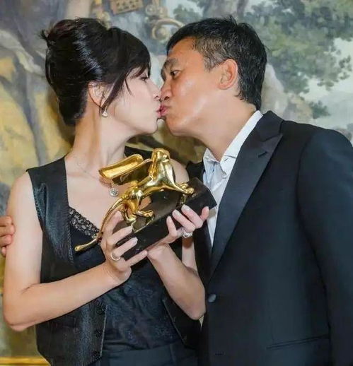  梁朝伟获奖后庆功宴上,被迫与一群富婆亲昵举止又引发热议