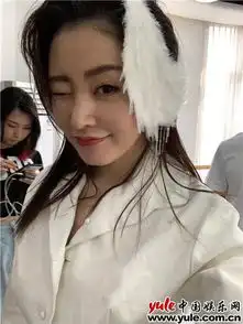  张天爱芭蕾造型典雅高贵画风突变展爱式冷幽默