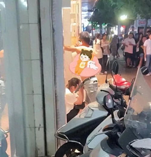  恋爱脑不可取福建一对情侣秀恩爱,不雅举动引路人围观