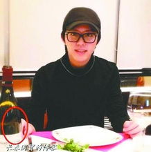  李云迪与神秘女共度情人节女生手捧玫瑰花