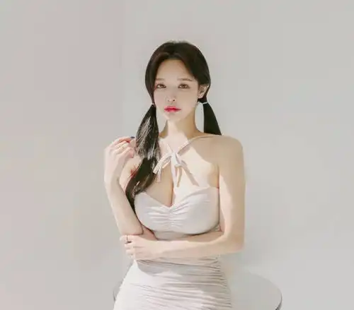  纯欲风美女日常穿搭,不仅青春可爱身材还很有料