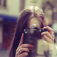  女生拿着手机被拍照的情侣头像微信头像图片大全