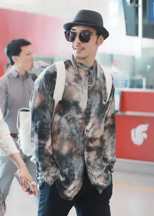 钟丽缇一家现身机场,同穿度假风太拉风,与59岁婆婆玩自拍似闺蜜 钟丽缇一家现身机场,同穿度假风太拉风,与59岁婆婆玩自拍似闺蜜