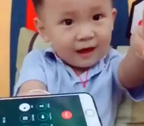 3岁儿子用妈妈手机给爸爸打电话,听到父子的对话,妈妈笑喷了 3岁儿子用妈妈手机给爸爸打电话,听到父子的对话,妈妈笑喷了