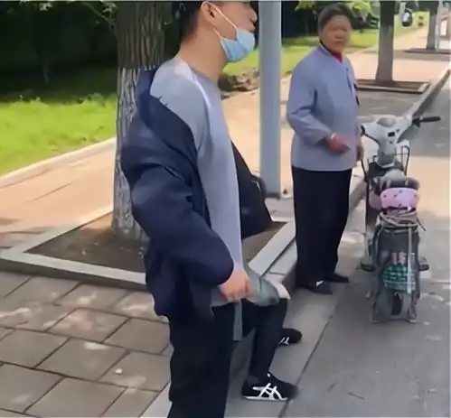  江苏一情侣吵架,男子将女友推向公交车她老拽着我,她死了我赔