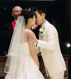  日本情侣扎堆结婚庆祝新天皇登基,手举汉字令和留下永恒纪念