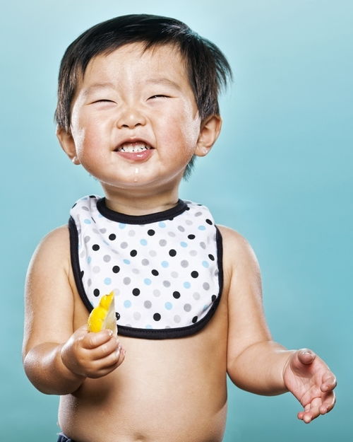 皱眉小孩头像