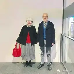  结婚以后穿了37多年的情侣装,引来40万围观,他们是如何做到的