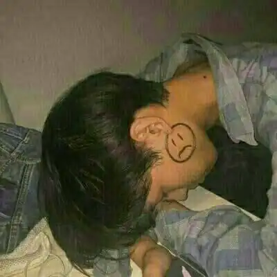  带纹身的男头像