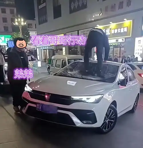 男子偶遇嫂子在车内出轨,给哥哥传递消息,哥哥踹碎挡风玻璃捉奸