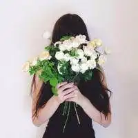  小清新系列手里捧花的女生头像谁在微笑里彷徨忘了忧伤