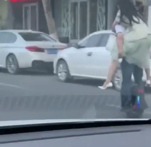  山东男子在平衡车上背着女友,网友一个敢背,一个敢坐
