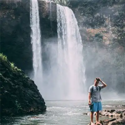  壮观的瀑布美景微信头像,湍急的水流奔涌着太美丽了