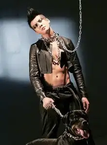  陈伟霆铁链箍颈拍新mv露旧爱baby情侣纹身