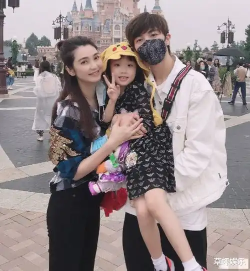  洪欣晒全家图并不见张丹峰,张丹峰网络晒图手捧鲜花