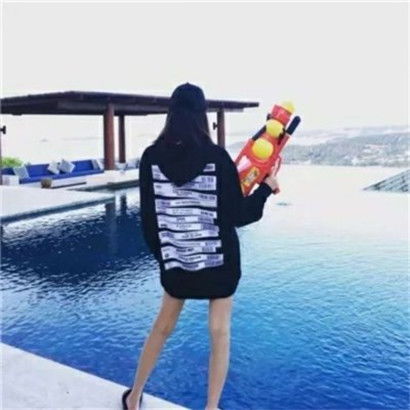  面向大海寂寞远离一切,微信唯美头像女生背影
