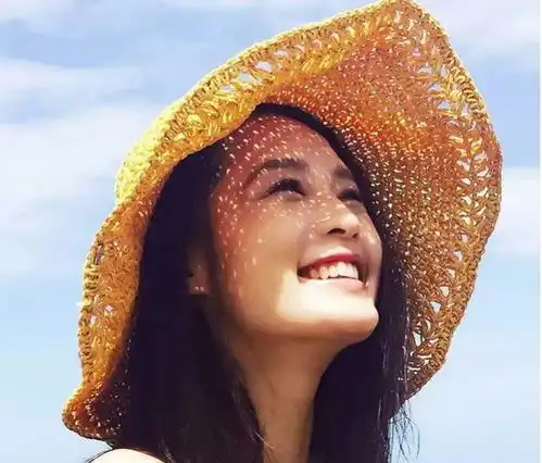  草帽造型唐艺昕活泼俏皮,钟楚曦大片即视感,秦海璐引路人合照