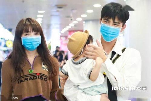 jk制服情侣装姜潮麦迪娜一家三口现身机场