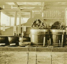  老照片80年前酱油店,柱子上挂着四字告示,不近人情却没办法