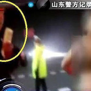  情侣酒驾被查女子半裸抗法男友在一旁拍手叫好