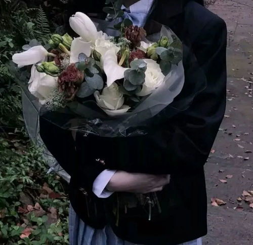  手拿捧花的头像女