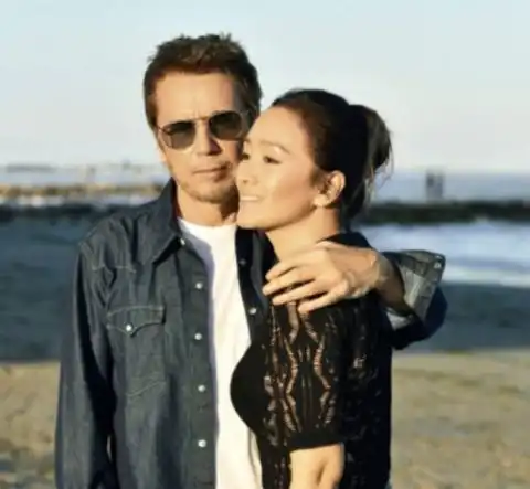  巩俐72岁老公获法国最高勋章,保养年轻似小伙,影后嫁人变幸福小女人