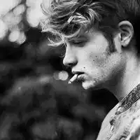  一个男人孤独沧桑意境图片微信头像图片大全