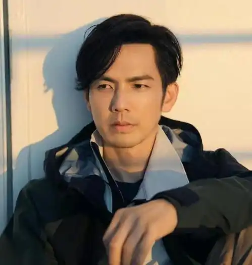  46岁钟汉良再和44岁李小冉演情侣,军阀少帅变医生,网友期待