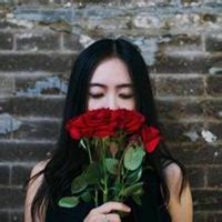 手捧玫瑰花的美女情侣头