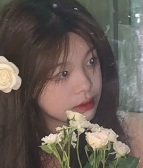  捧花女生头像天气好的话,一起去海边看日出吧