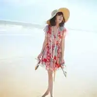  海边穿泳装的qq头像