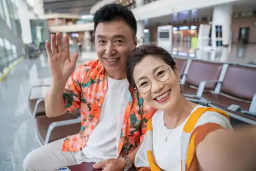  商务男士手拿咖啡行走在写字楼群林荫道
