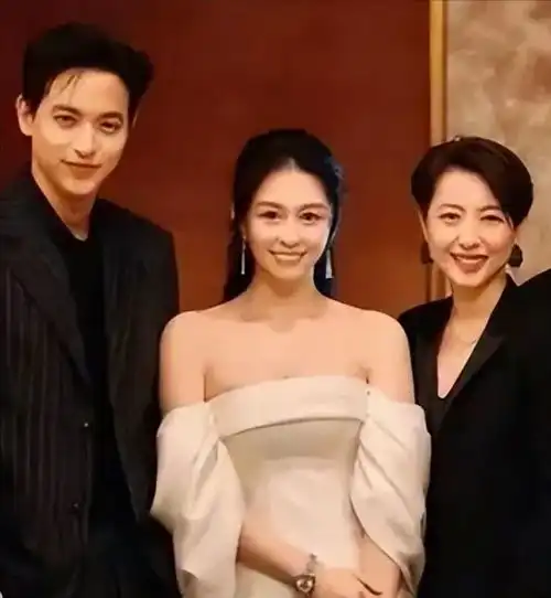  被邱淑贞女儿的美貌惊艳到了和妈妈如出一辙,穿白裙又纯又欲