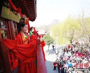 大宋美女招亲绣楼被围得水泄不通 大宋美女招亲绣楼被围得水泄不通