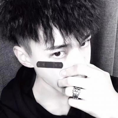  男生黑白灰色头像