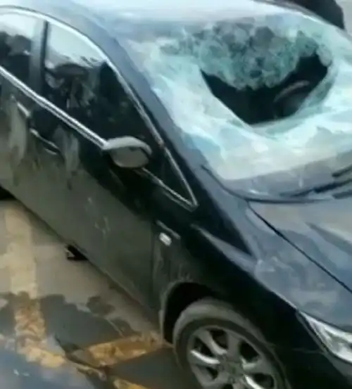  男子手拿铁棍怒砸轿车,只因妻子坐在对方车上,网友砸的好