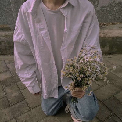 手捧玫瑰花的美女情侣头