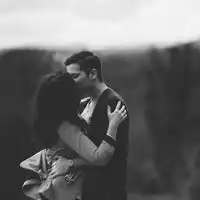  亲吻闹心的欧美情侣头像很想知道我对你是不是不痛不痒情侣头像