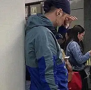  蒋劲夫罕见现身地铁站,心情低落掩面啜泣,却没一个人安慰