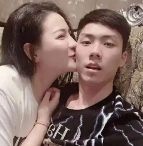  知名网红情侣分手男方留50万欠条显冷酷,半月前才求婚计划生娃