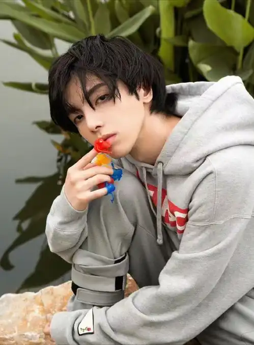 华晨宇罕见秀恩爱,与女友佩戴心形情侣项链,细节看出两人很相爱  华晨宇罕见秀恩爱,与女友佩戴心形情侣项链,细节看出两人很相爱