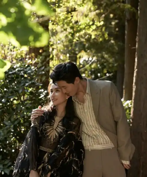 何超莲窦骁异地过情人节,收到永生花猫咪赞不绝口,回礼送雪花酥却自己吃 何超莲窦骁异地过情人节,收到永生花猫咪赞不绝口,回礼送雪花酥却自己吃