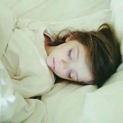 情侣头像坐在车上的萌娃