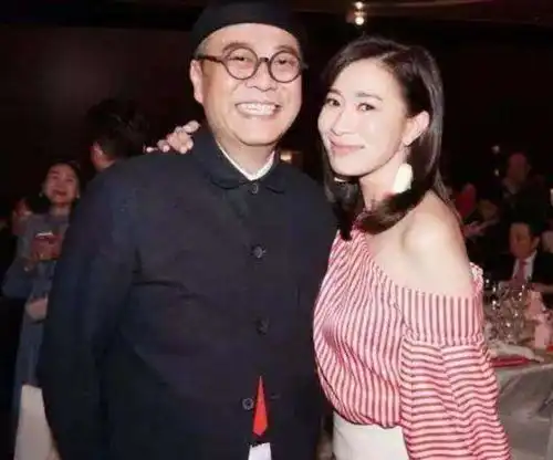  曾与周星驰一起跑龙套,月薪两千睡厕所,却因改名成收视福将